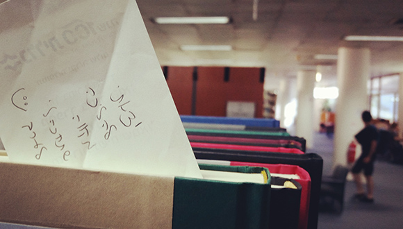 "יצאתי להליכה. מקווה שתחכה לי לערב :-)" האם הוא חיכה? לעולם כנראה לא נדע. פתק שנשכח בין דפי ספר בספרייה.