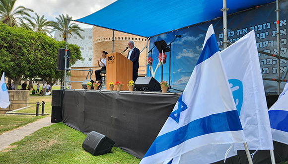 פרופ' אריאל פורת, נשיא אוניברסיטת תל אביב ואיריס בן משה, בעצרת הזיכרון