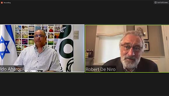 מימין: רוברט דה נירו ועדו אהרוני, בוגר אוניברסיטת תל אביב וקונסול ישראל בניו יורק לשעבר