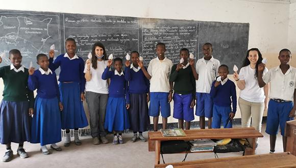 תלמידי ותלמידות בית הספר וחברות המשלחת בפעילות חינוכית בנושא מים