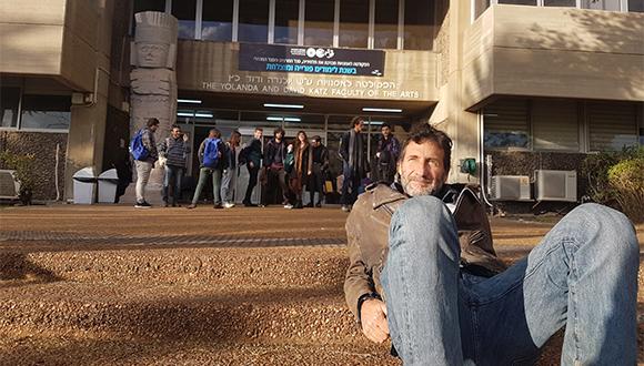 על מדרגות הפקולטה. גור בנטביץ' על מדרגות הפקולטה. גור בנטביץ'