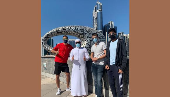 אולג בן אבי וידידיו האמירתים מאוניברסיטת דובאי אולג בן אבי וידידיו האמירתים מאוניברסיטת דובאי