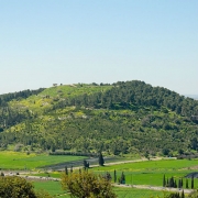 נחתם הסכם שיתוף פעולה עם אוניברסיטת קינג בחפירות הארכיאולוגיות בתל עזקה